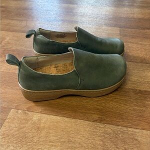 Alegria clogs orygin avocado green